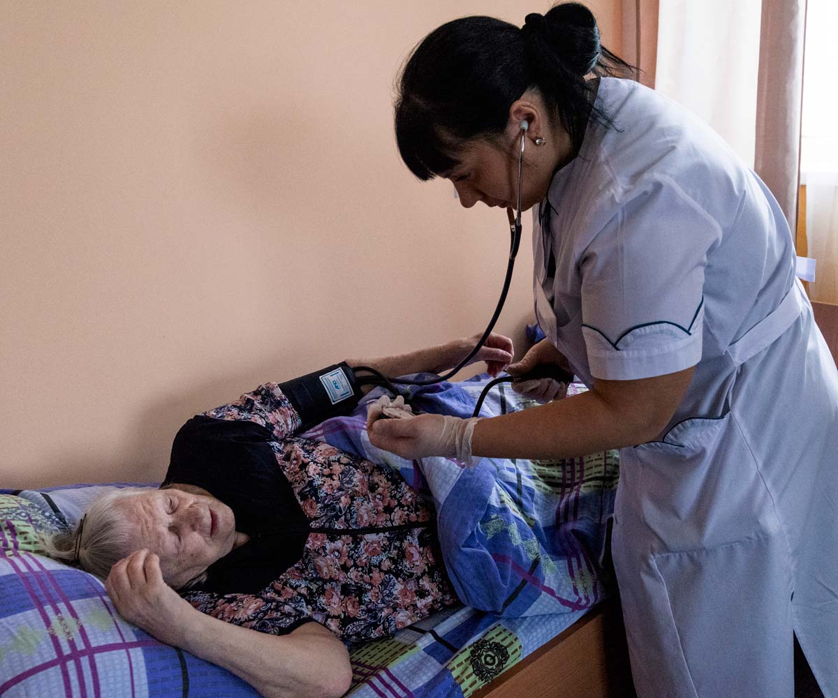 Когда стоит обратиться к гериатру: роль возрастного врача